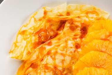 Portakallı krep tatlı krep lezzetli aperatif lezzetli gurme yemek arkaplanı masa kırsal gıdanın üstünde fotokopi odası