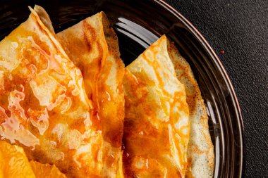 Portakallı krep tatlı krep lezzetli aperatif lezzetli gurme yemek arkaplanı masa kırsal gıdanın üstünde fotokopi odası