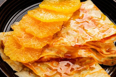 Portakallı krep tatlı krep lezzetli aperatif lezzetli gurme yemek arkaplanı masa kırsal gıdanın üstünde fotokopi odası