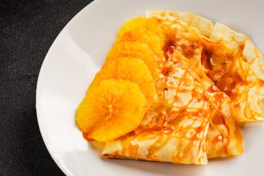 Portakallı krep tatlı krep lezzetli aperatif lezzetli gurme yemek arkaplanı masa kırsal gıdanın üstünde fotokopi odası