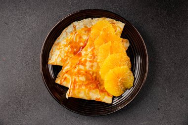 Portakallı krep tatlı krep lezzetli aperatif lezzetli gurme yemek arkaplanı masa kırsal gıdanın üstünde fotokopi odası