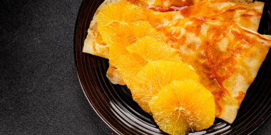 Portakallı krep tatlı krep lezzetli aperatif lezzetli gurme yemek arkaplanı masa kırsal gıdanın üstünde fotokopi odası