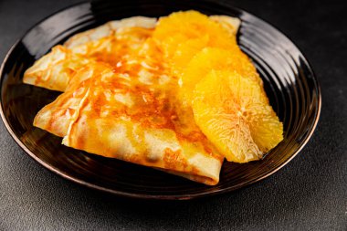 Portakallı krep tatlı krep lezzetli aperatif lezzetli gurme yemek arkaplanı masa kırsal gıdanın üstünde fotokopi odası