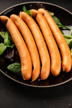 Sosisler kümes hayvanları tavuk veya hindi lezzetli aperatif lezzetli lezzetli gurme yemek arkaplanı masa kırsal gıdalar üst görünüm fotokopi alanı