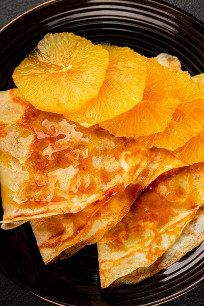 Portakallı krep tatlı krep lezzetli aperatif lezzetli gurme yemek arkaplanı masa kırsal gıdanın üstünde fotokopi odası