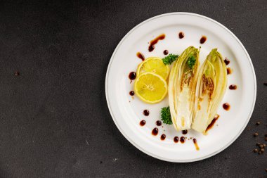 Kızarmış tavuk veya haşlanmış meyve soslu lezzetli gurme yemek arkaplanı masanın üstünde kırsal yemek fotokopi alanı keto ve paleo diyet vejetaryen ve vegan pazarlama konsepti fotoğrafı.