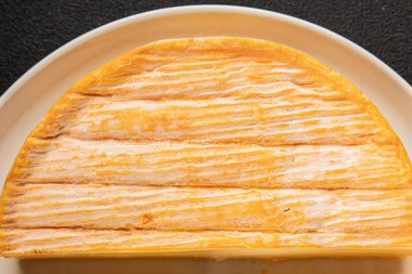 Yumuşak peynirli Tartiflette lezzetli inek sütü, keçi ya da koyun eti aperatifi lezzetli gurme yemek arkaplanı masa rustik gıda üst görünümü fotokopi alanı