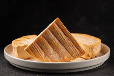 Yumuşak peynirli Tartiflette lezzetli inek sütü, keçi ya da koyun eti aperatifi lezzetli gurme yemek arkaplanı masa rustik gıda üst görünümü fotokopi alanı