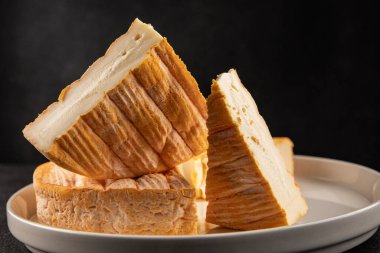 Yumuşak peynirli Tartiflette lezzetli inek sütü, keçi ya da koyun eti aperatifi lezzetli gurme yemek arkaplanı masa rustik gıda üst görünümü fotokopi alanı