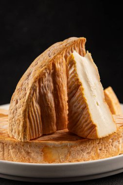 Yumuşak peynirli Tartiflette lezzetli inek sütü, keçi ya da koyun eti aperatifi lezzetli gurme yemek arkaplanı masa rustik gıda üst görünümü fotokopi alanı