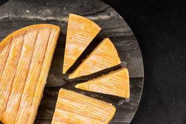 Yumuşak peynirli Tartiflette lezzetli inek sütü, keçi ya da koyun eti aperatifi lezzetli gurme yemek arkaplanı masa rustik gıda üst görünümü fotokopi alanı