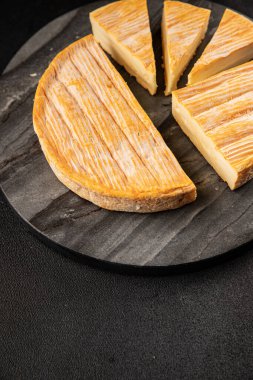 Yumuşak peynirli Tartiflette lezzetli inek sütü, keçi ya da koyun eti aperatifi lezzetli gurme yemek arkaplanı masa rustik gıda üst görünümü fotokopi alanı