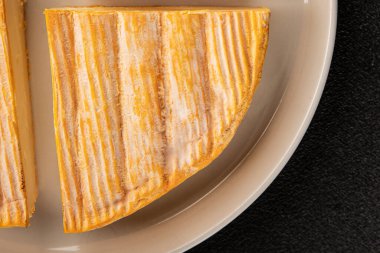 Yumuşak peynirli Tartiflette lezzetli inek sütü, keçi ya da koyun eti aperatifi lezzetli gurme yemek arkaplanı masa rustik gıda üst görünümü fotokopi alanı