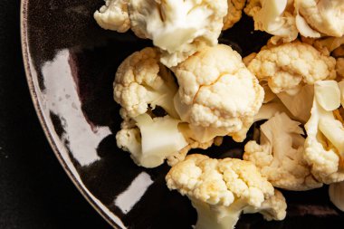 Karnabahar çiğ sebze, lezzetli çerez, lezzetli gurme, yemek, masa üstü yemek, fotokopi, uzay keto ve paleo diyet vejetaryen ve vejetaryen gıda, pesseeter diyet pazarlama konsepti fotoğrafı.