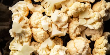 Karnabahar çiğ sebze, lezzetli çerez, lezzetli gurme, yemek, masa üstü yemek, fotokopi, uzay keto ve paleo diyet vejetaryen ve vejetaryen gıda, pesseeter diyet pazarlama konsepti fotoğrafı.