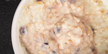 Yoğurtlu yulaf ezmesi ve kurutulmuş böğürtlen. Lezzetli çerez. Yemek arkaplanı.