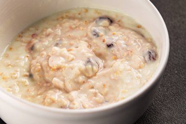 Yoğurtlu yulaf ezmesi ve kurutulmuş böğürtlen. Lezzetli çerez. Yemek arkaplanı.