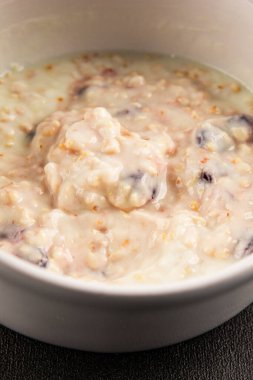 Yoğurtlu yulaf ezmesi ve kurutulmuş böğürtlen. Lezzetli çerez. Yemek arkaplanı.