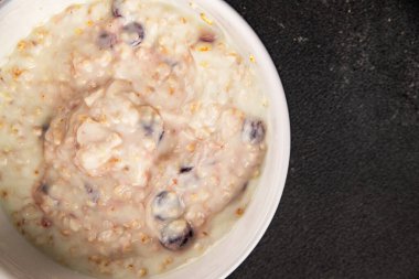 Yoğurtlu yulaf ezmesi ve kurutulmuş böğürtlen. Lezzetli çerez. Yemek arkaplanı.