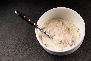 Yoğurtlu yulaf ezmesi ve kurutulmuş böğürtlen. Lezzetli çerez. Yemek arkaplanı.