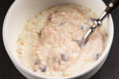 Yoğurtlu yulaf ezmesi ve kurutulmuş böğürtlen. Lezzetli çerez. Yemek arkaplanı.