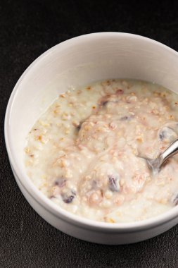 Yoğurtlu yulaf ezmesi ve kurutulmuş böğürtlen. Lezzetli çerez. Yemek arkaplanı.