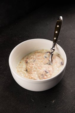 Yoğurtlu yulaf ezmesi ve kurutulmuş böğürtlen. Lezzetli çerez. Yemek arkaplanı.