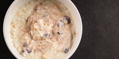 Yoğurtlu yulaf ezmesi ve kurutulmuş böğürtlen. Lezzetli çerez. Yemek arkaplanı.