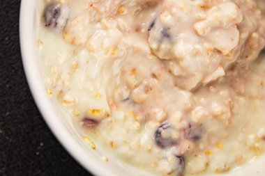 Yoğurtlu yulaf ezmesi ve kurutulmuş böğürtlen. Lezzetli çerez. Yemek arkaplanı.