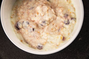 Yoğurtlu yulaf ezmesi ve kurutulmuş böğürtlen. Lezzetli çerez. Yemek arkaplanı.