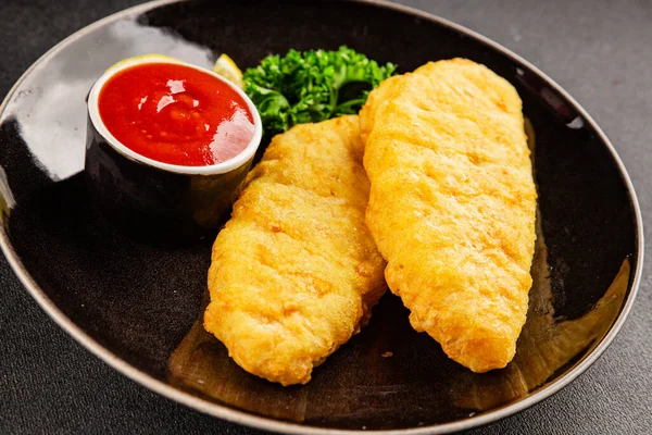 Hamur gibi beyaz balık fileto balığı ve patates kızartması. Lezzetli çerez. Sofrada gurme yemek.