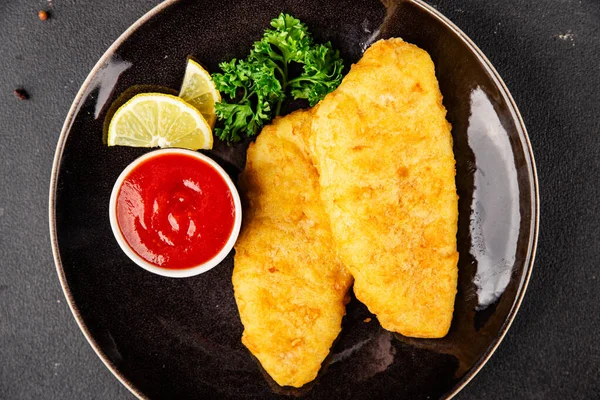 Hamur gibi beyaz balık fileto balığı ve patates kızartması. Lezzetli çerez. Sofrada gurme yemek.