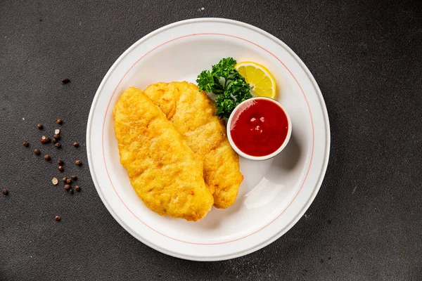 Hamur gibi beyaz balık fileto balığı ve patates kızartması. Lezzetli çerez. Sofrada gurme yemek.