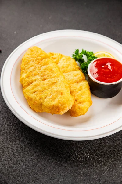 Hamur gibi beyaz balık fileto balığı ve patates kızartması. Lezzetli çerez. Sofrada gurme yemek.