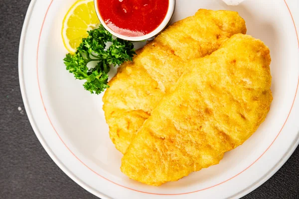 Hamur gibi beyaz balık fileto balığı ve patates kızartması. Lezzetli çerez. Sofrada gurme yemek.