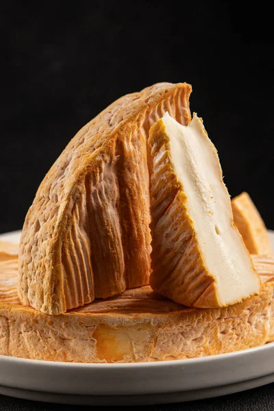 Yumuşak peynirli Tartiflette lezzetli inek sütü, keçi ya da koyun eti aperatifi lezzetli gurme yemek arkaplanı masa rustik gıda üst görünümü fotokopi alanı