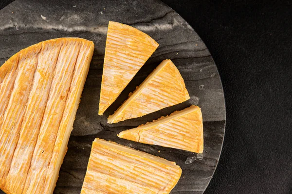 Yumuşak peynirli Tartiflette lezzetli inek sütü, keçi ya da koyun eti aperatifi lezzetli gurme yemek arkaplanı masa rustik gıda üst görünümü fotokopi alanı