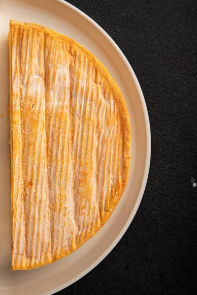 Yumuşak peynirli Tartiflette lezzetli inek sütü, keçi ya da koyun eti aperatifi lezzetli gurme yemek arkaplanı masa rustik gıda üst görünümü fotokopi alanı