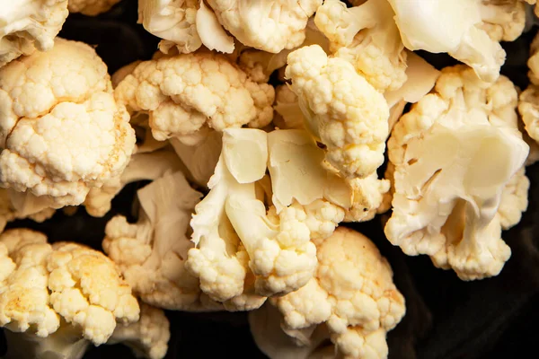 Karnabahar çiğ sebze, lezzetli çerez, lezzetli gurme, yemek, masa üstü yemek, fotokopi, uzay keto ve paleo diyet vejetaryen ve vejetaryen gıda, pesseeter diyet pazarlama konsepti fotoğrafı.