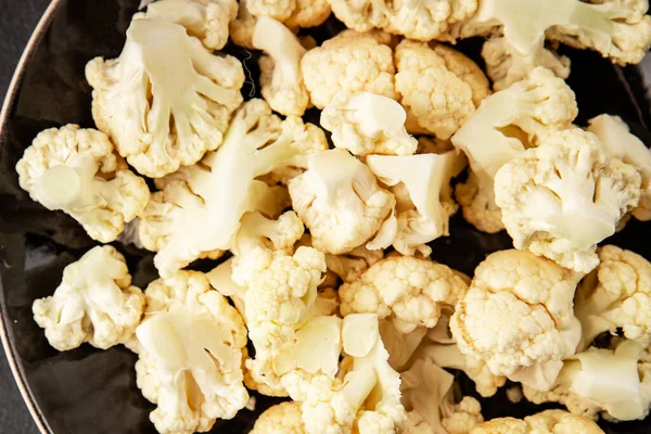 Karnabahar çiğ sebze, lezzetli çerez, lezzetli gurme, yemek, masa üstü yemek, fotokopi, uzay keto ve paleo diyet vejetaryen ve vejetaryen gıda, pesseeter diyet pazarlama konsepti fotoğrafı.