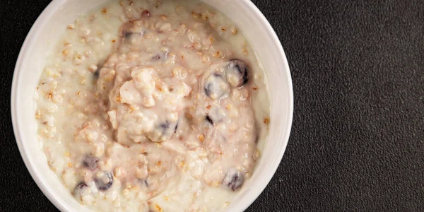 Yoğurtlu yulaf ezmesi ve kurutulmuş böğürtlen. Lezzetli çerez. Yemek arkaplanı.