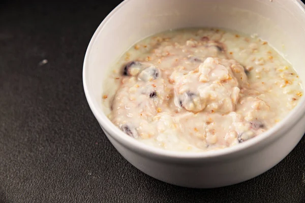 Yoğurtlu yulaf ezmesi ve kurutulmuş böğürtlen. Lezzetli çerez. Yemek arkaplanı.