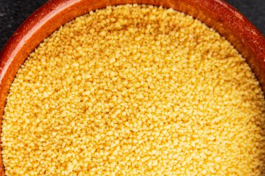 Kuskus pişirme aletleri lezzetli aperatif taze gurme yemek arka planı masadaki rustik yiyecekler fotokopi alanı keto ve paleo diyet vejetaryen ve vejetaryen gıda pazarlama konsepti fotoğraf