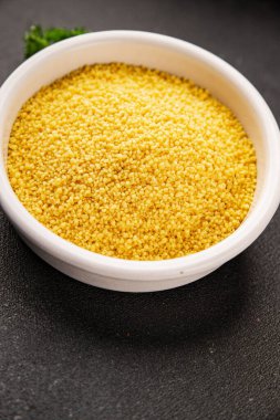 Kuskus pişirme aletleri lezzetli aperatif taze gurme yemek arka planı masadaki rustik yiyecekler fotokopi alanı keto ve paleo diyet vejetaryen ve vejetaryen gıda pazarlama konsepti fotoğraf