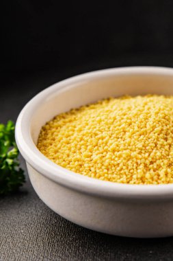 Kuskus pişirme aletleri lezzetli aperatif taze gurme yemek arka planı masadaki rustik yiyecekler fotokopi alanı keto ve paleo diyet vejetaryen ve vejetaryen gıda pazarlama konsepti fotoğraf