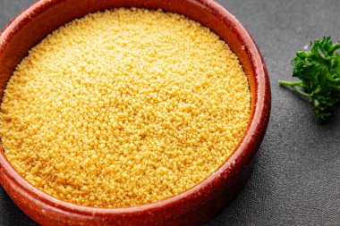 Kuskus pişirme aletleri lezzetli aperatif taze gurme yemek arka planı masadaki rustik yiyecekler fotokopi alanı keto ve paleo diyet vejetaryen ve vejetaryen gıda pazarlama konsepti fotoğraf