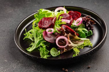Pancar salatası doğal sebzeler, yeşil yaprak salatası, soğan aromalı lezzetli gurme yemek arkaplanı masa rustik yemekler üst görünüm fotokopi alanı keto ve paleo diyet vejetaryen ve vejetaryen pazarlama konsepti fotoğraf