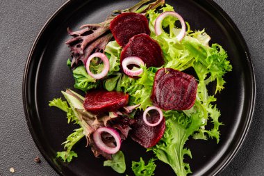 Pancar salatası doğal sebzeler, yeşil yaprak salatası, soğan aromalı lezzetli gurme yemek arkaplanı masa rustik yemekler üst görünüm fotokopi alanı keto ve paleo diyet vejetaryen ve vejetaryen pazarlama konsepti fotoğraf