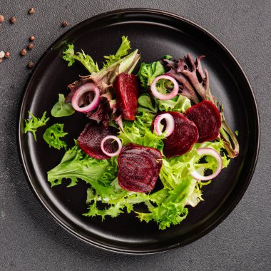 Pancar salatası doğal sebzeler, yeşil yaprak salatası, soğan aromalı lezzetli gurme yemek arkaplanı masa rustik yemekler üst görünüm fotokopi alanı keto ve paleo diyet vejetaryen ve vejetaryen pazarlama konsepti fotoğraf