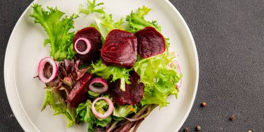 Pancar salatası doğal sebzeler, yeşil yaprak salatası, soğan aromalı lezzetli gurme yemek arkaplanı masa rustik yemekler üst görünüm fotokopi alanı keto ve paleo diyet vejetaryen ve vejetaryen pazarlama konsepti fotoğraf